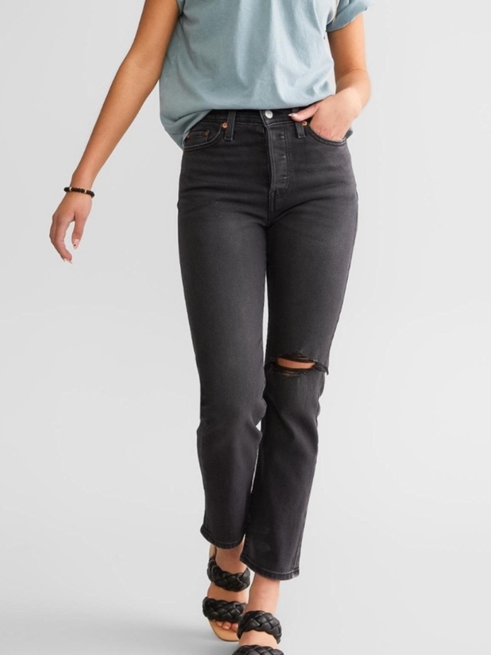 Levi’s wedgie straight Jean distressed black with Knee Rip